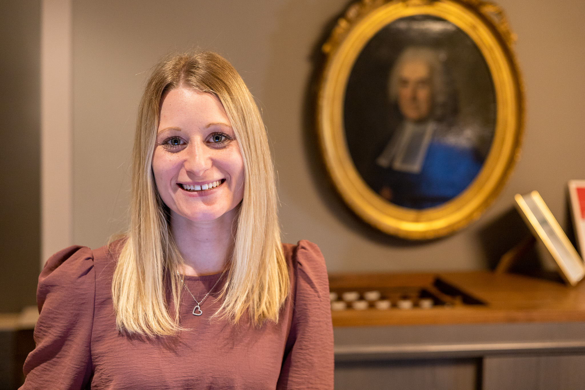 Natascha Lehmann, Chef de Réception, an ihrem Arbeitsplatz in der La Couronne Solothurn